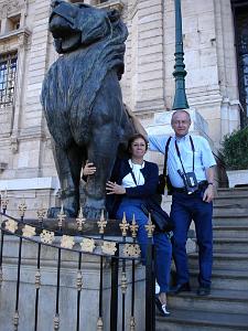 ORAN 10 2005 089 LA MAIRIE ET UN DES LIONS DE 1888 D AUGUSTE CAIN AVEC ML ET G